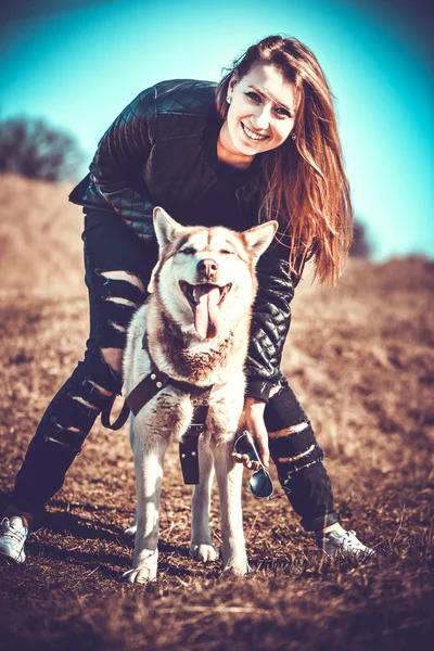 Dívka a její husky psa venkovní v lese — Stock fotografie