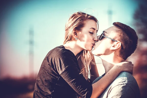 Pretty couple kissing outdoor in the forest — Stock Photo, Image