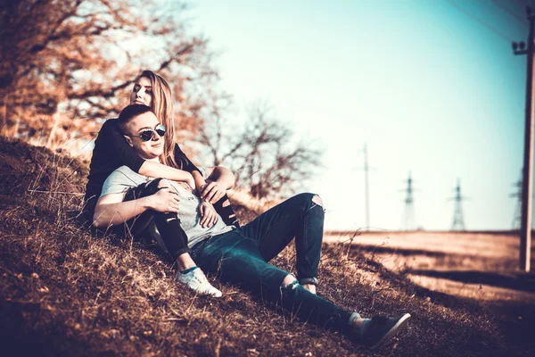 Jolie couple se reposer en plein air dans la forêt — Photo