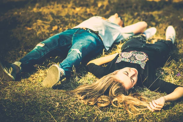 Romantický pár odpočinku venkovní v lese — Stock fotografie