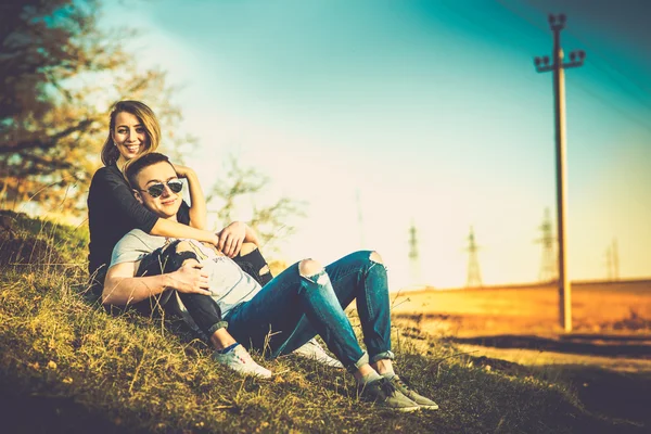 Pretty couple rest outdoor in the forest — Stock Photo, Image