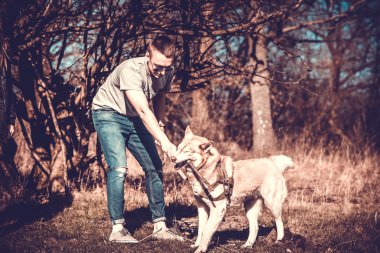 Adam ve parkta oynarken onun husky köpek