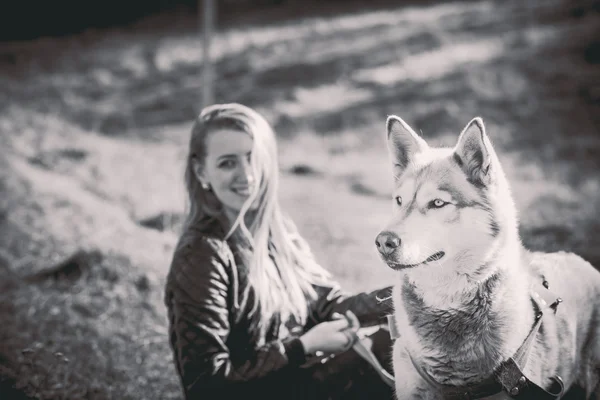 Ragazza e il suo cane husky all'aperto nella foresta — Foto Stock