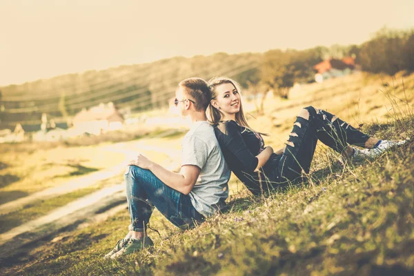 Romantický pár odpočinku venkovní v lese — Stock fotografie