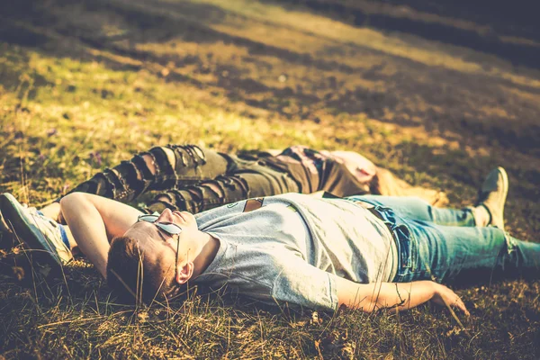 Jolie couple se reposer en plein air dans la forêt — Photo