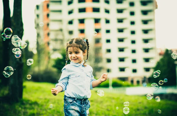 Glücklich kleines hübsches Mädchen im Freien im Park — Stockfoto
