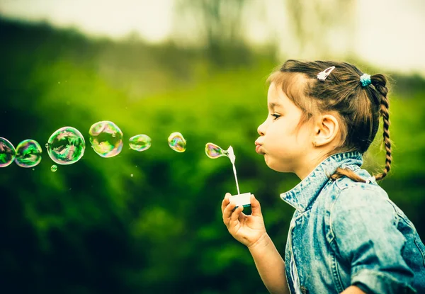 Glücklich kleines hübsches Mädchen im Freien im Park — Stockfoto