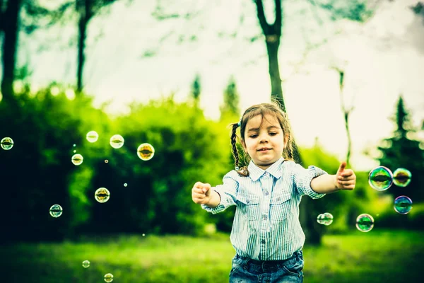 Šťastná dívka hezká malá venkovní v parku — Stock fotografie