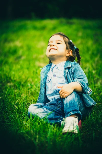 Felice piccola bella ragazza all'aperto nel parco — Foto Stock