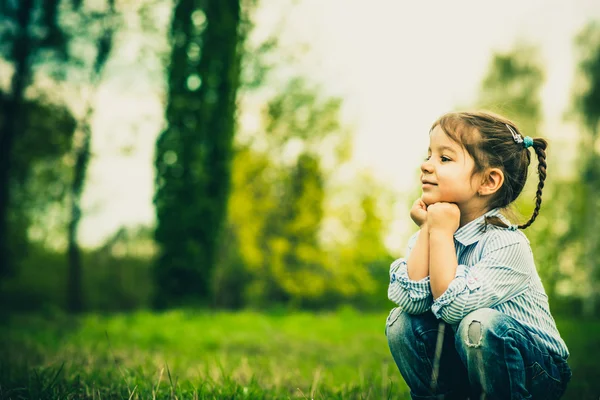 Felice piccola bella ragazza all'aperto nel parco — Foto Stock