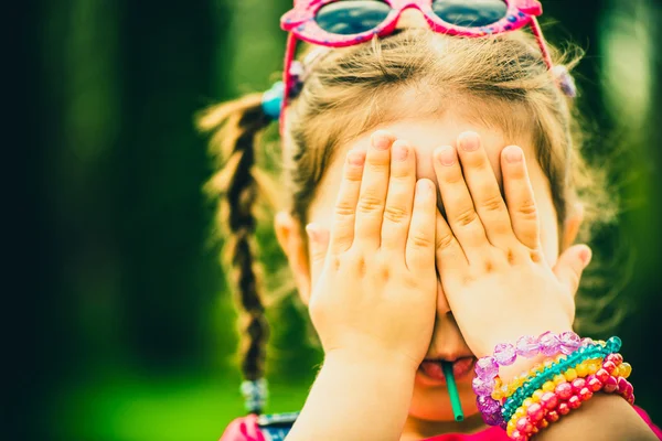 Hlavička holčička s candy venkovní v parku — Stock fotografie