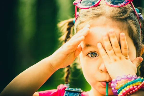 Joyeux petit fille en plein air dans le parc — Photo