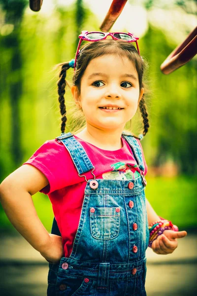 Felice piccola bella ragazza all'aperto nel parco — Foto Stock