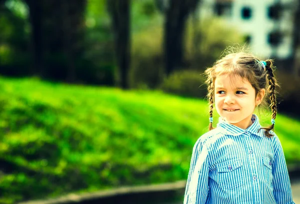Szczęśliwy mało ładna dziewczyna odkryty w parku — Zdjęcie stockowe
