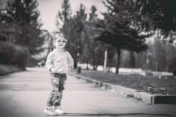 Pequena menina bonita andando na rua da cidade — Fotografia de Stock