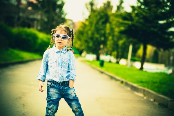 Niña bonita caminando por la calle de la ciudad — Foto de Stock