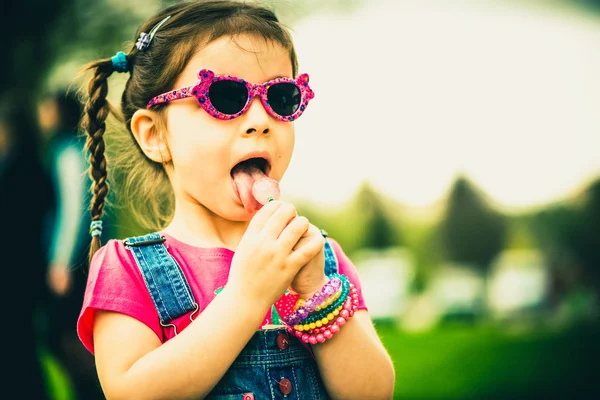Haappy Park açık şeker ile küçük kız — Stok fotoğraf