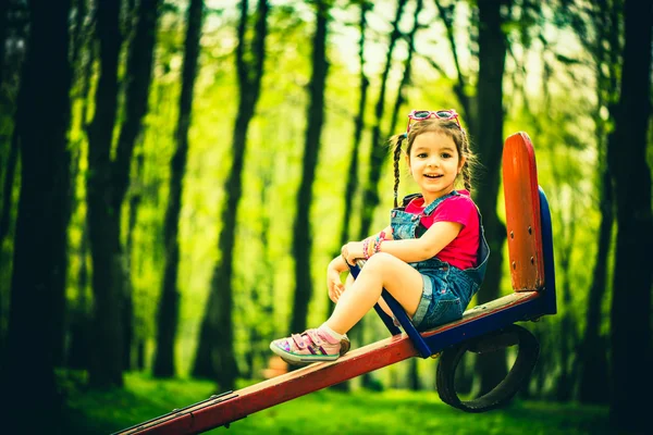 Felice piccola bella ragazza all'aperto nel parco — Foto Stock