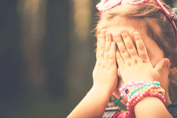 Haappy bambina con caramelle all'aperto nel parco — Foto Stock