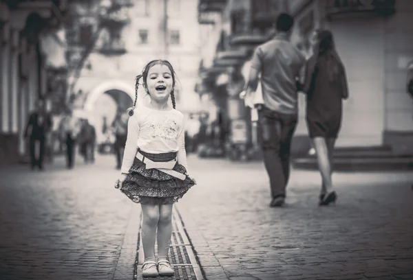 Piccola bella ragazza che cammina sulla strada della città — Foto Stock