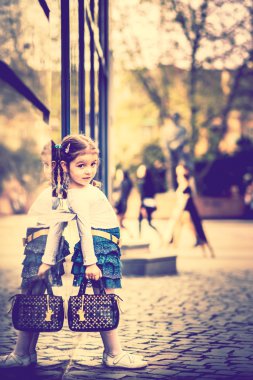 Küçük güzel kız sokak şehir yürüyüş