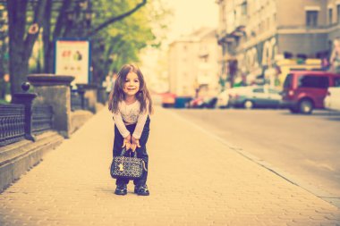 Küçük güzel kız sokak şehir yürüyüş