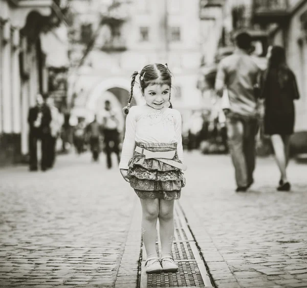 在城市的街道上行走的小漂亮女孩 — 图库照片