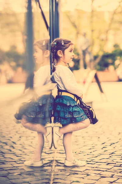 Little pretty girl walking on the city street — Stock Photo, Image