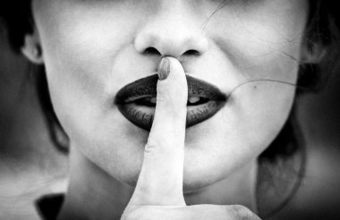 Ağzını kapsayan bir kadın portresi