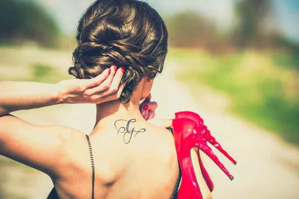 Barefoot brunette meisje in zwarte jurk buiten — Stockfoto