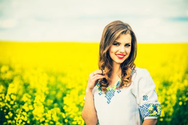 Bir güzel kız alanında yürüyüş