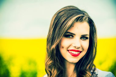 Mavi gökyüzü ile sarı alanda walkin bir güzel kız