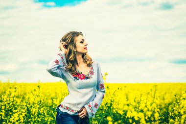 Yürüyen bir güzel kız