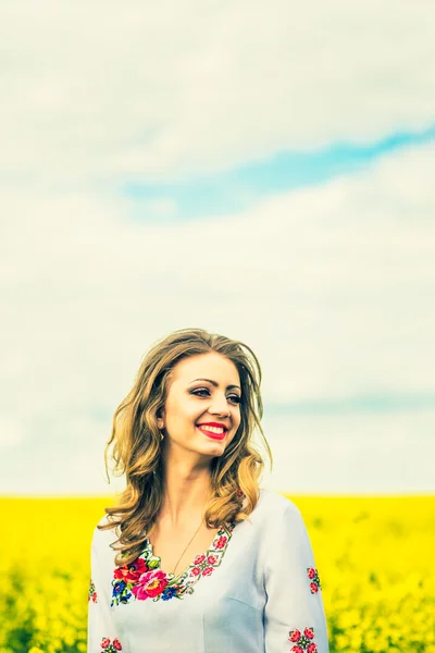 Uma menina bonita andando no campo — Fotografia de Stock