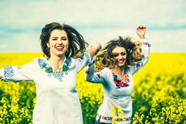 Mooie meisjes buiten lopen — Stockfoto