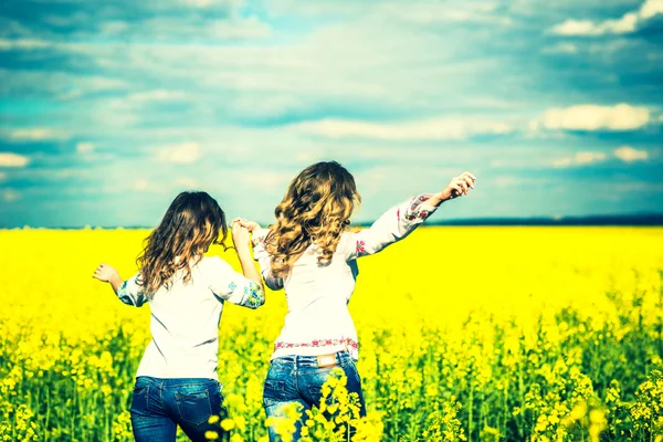 Pretty girls running  in the field — Stock Photo, Image