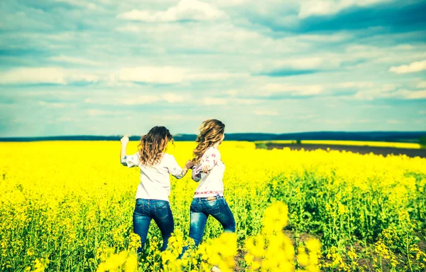 Hezké dívky, běh v terénu — Stock fotografie