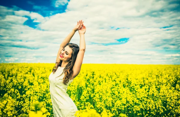 Ragazza che cammina nel campo — Foto Stock