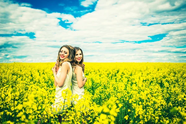 Pretty girls outdoor walking in the field — Stock Photo, Image