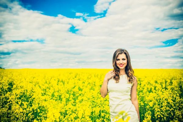 One pretty girl walking in the field — Stock Photo, Image