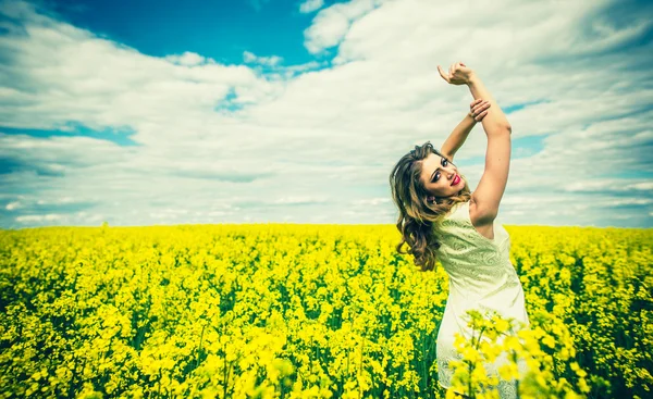 One pretty girl walking in the field — Stock Photo, Image