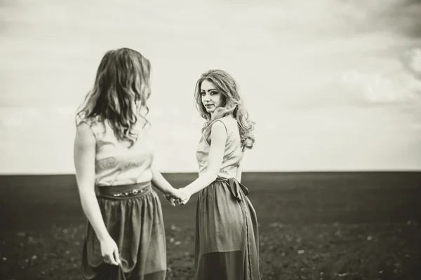 Pretty girls holding hands — Stock Photo, Image