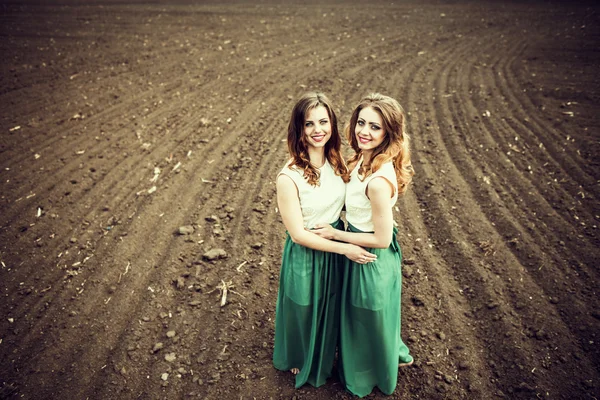 Pretty girls outdoor walking in the field — Stock Photo, Image