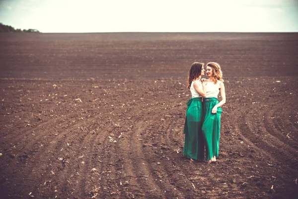 Belle ragazze all'aperto a piedi nel campo , — Foto Stock