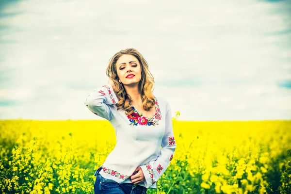 One pretty girl walking — Stock Photo, Image