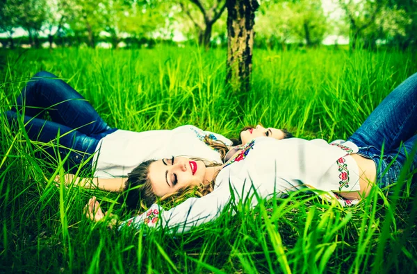 女孩躺在绿色的草地上 — 图库照片