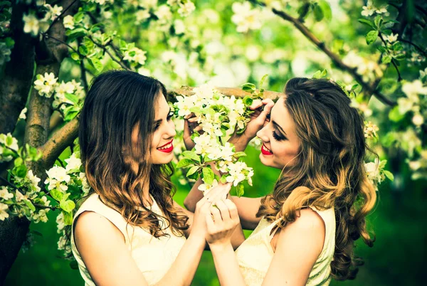 Lányok a virág-fa alatt marad — Stock Fotó