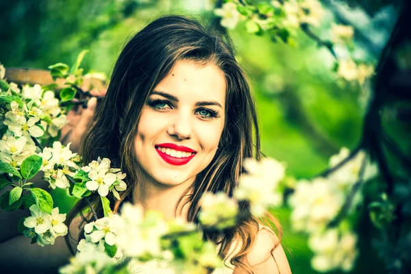 Одна красивая девушка в саду — стоковое фото