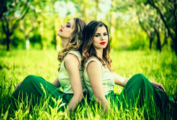 Vrouwen in de tuin onder de bloesem bomen — Stockfoto