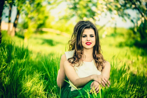 Mujeres en el jardín vistiendo vestidos — Foto de Stock